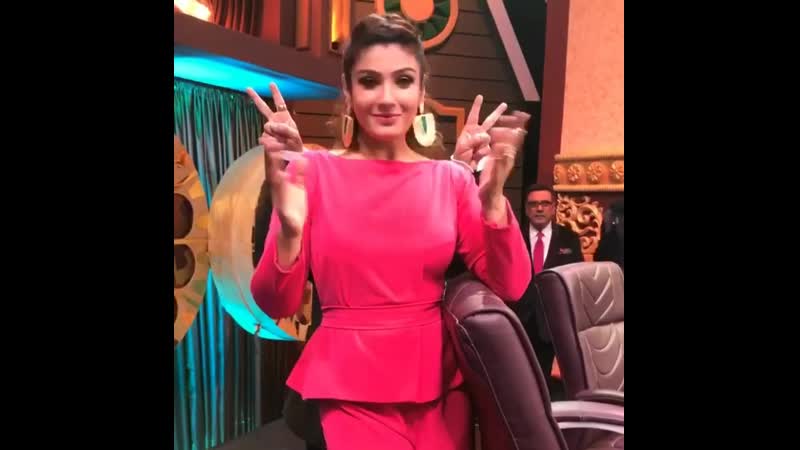 Raveena tandon on instagram “#sabsebadakalakar #timetodothedisco #boman #arshadwarsi #funtime #waitingtime”
