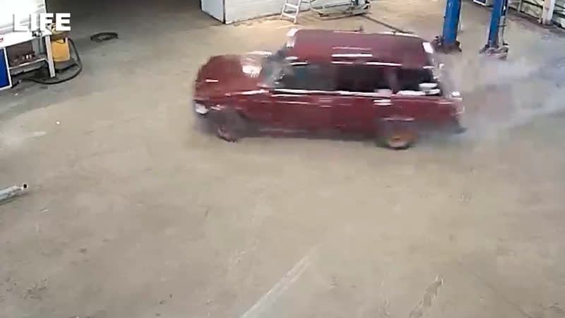 Видео с камер работник автосервиса протаранил грабителей на "жигулях"