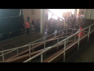 Great reception from both sets of fans for #bhafc boss chris hughton as he returns to #nufc ahead of #nufcvbha