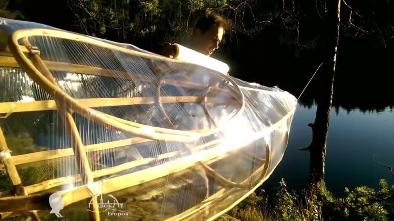 Самодельная прозрачная байдарка из веток и пленки homemade stretch wrap kayak