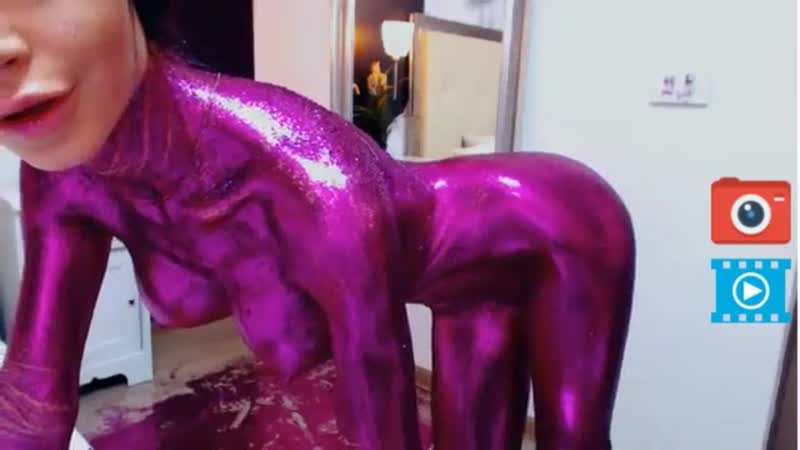Голая девушка покрытая фиолетовой краской 18+