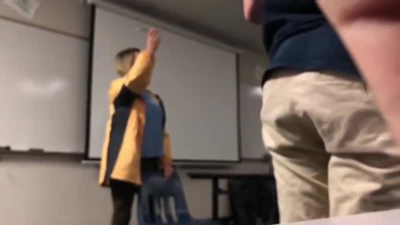 Поехавшая училка остригает учеников на уроке