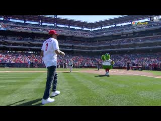 Allen iverson throws first pitch ©