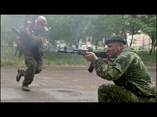 Забегает сын и кричит «папа, колонна заходит!»