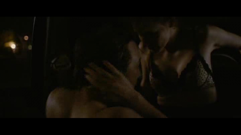 Джеймс макэвой застегивает лифчик джессика честейн (исчезновение элеонор ригби)