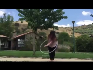 Хорошо владеет обручем