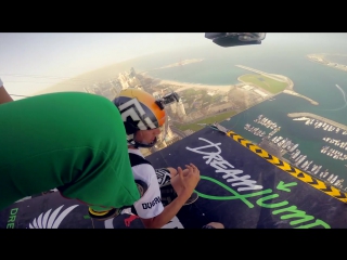 1100ft freefall kiss roberta mancino in dubai 4k