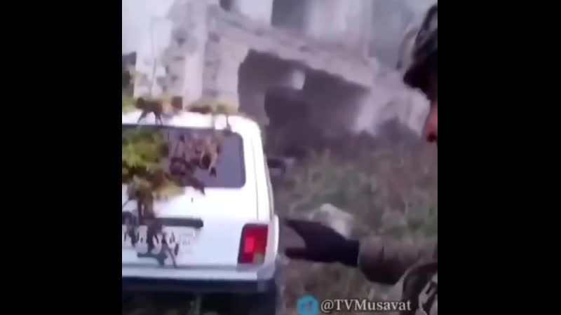 Азербайджанские бойцы поблагодарили армян за оставленную ниву в карабахе 😂✊