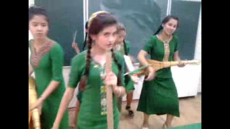 Golaýda sosial ulgamlarda türkmen mekdepleriniň biriniň okuwçylarynyň degişme görüşinde düşüren sazly wideo klibi peýda boldy