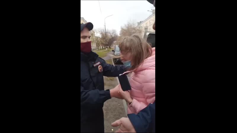 В каменске уральском полицейские жёстко задержали девушку без маски (в видео есть мат)