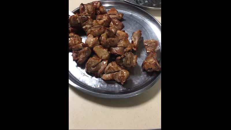 Горячий шашлычок снимают с шампура