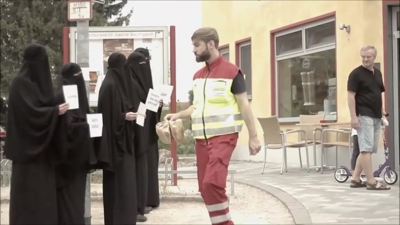 Tolle idee auch kriminelle sollten sich damit vermummen, dann wäre der ekelhafte schwarze kittel bald kein thema mehr im lande