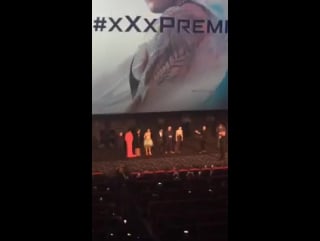Nina dobrev com ruby rose, vin diesel, deepika padukone e o elenco de 'xxx reativado' no palco do cineworld #xxxpremiere [10/0