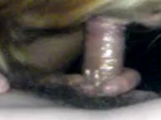 Русская шлюха сосет в резинке