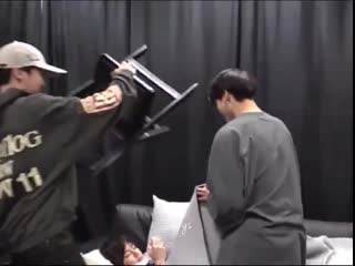 Тэ накрыл тэхена подушками bts memories 2019 /moon miracle/