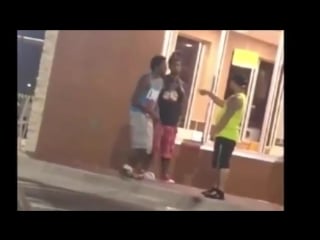 Наказал черных за то что издевались над дедом, уличная драка, нокаут