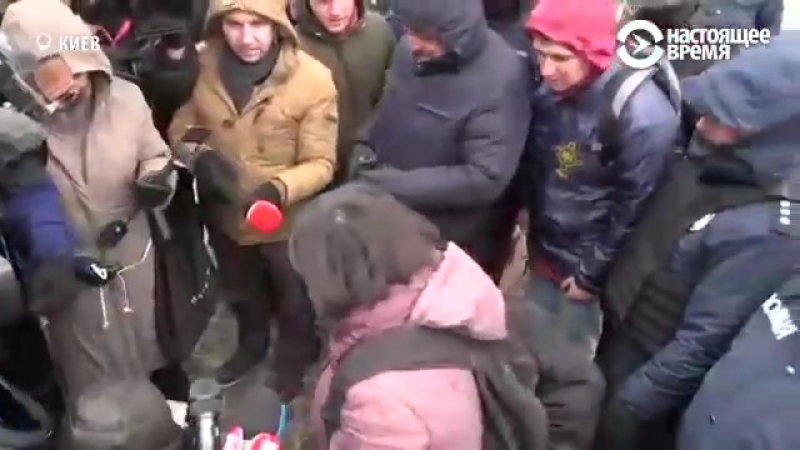 В киеве женщину, которая хотела проголосовать на выборах президента рф, окружила толпа