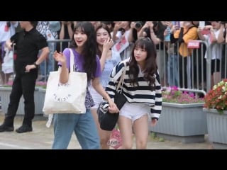 Yena and sihyun holding hands