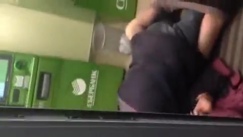 Бомжи в сбербанке астрахань