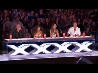 Интуит поет и танцует