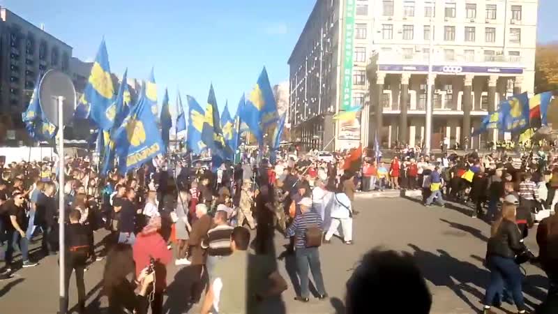 Марш у києві людей дуже багато