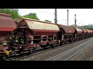 Parallelfahrt mit guterzug am hauptbahnhof wurzburg