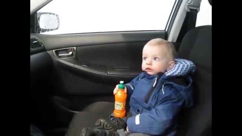 Ребенок в шоке от автоматической мойки