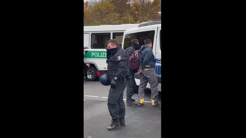 Erste festnahmen (etwa 930 uhr zwischen brandenburger tor und siegessäule)