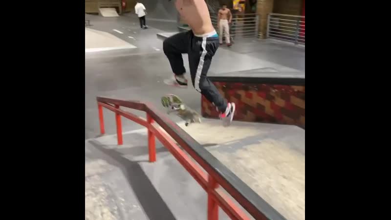 Aurelien giraud / 360 flip feeble grind bs 180 out