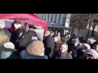 В виннице, на родине порошенко, украинцы напали на его агитационную палатку установленную на площади небесной сотни