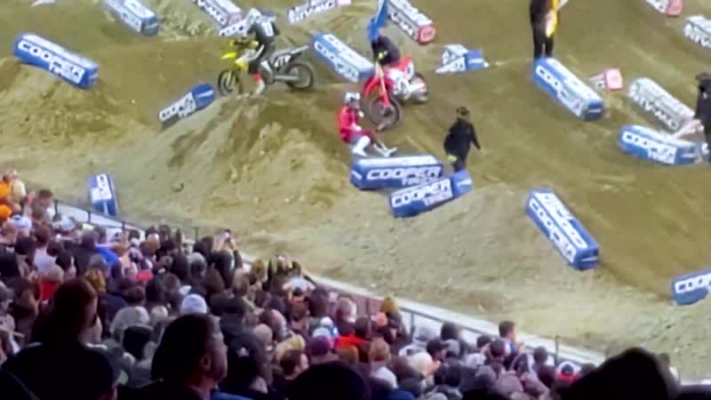Массовый завал chad reed, justin brayton, ryan breece, kyle chislom суперкросс 12 этап (сиэтл)