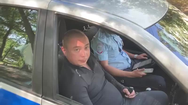 Водитель на новой «шкоде» снёс бетонный столб авария случилась на улице вольской,