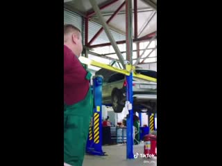 Выручил мужика)))