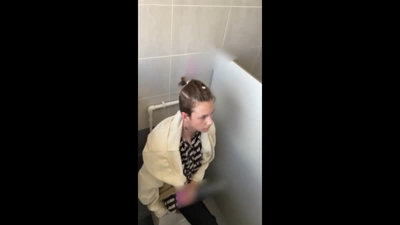 Окунули пацана в унитаз головой