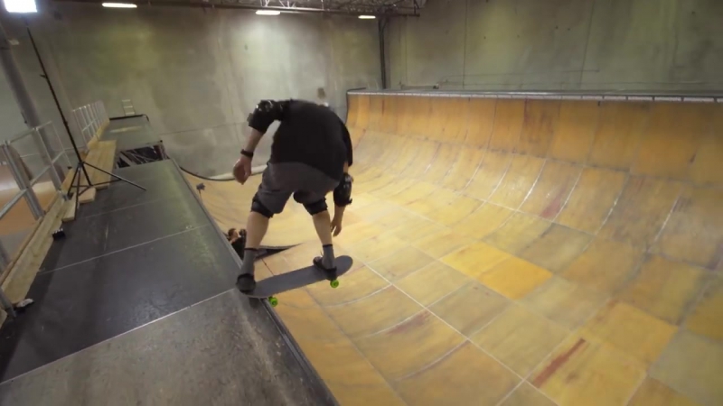 Скейтбордист тони хоук повторил знаменитый трюк с разворотом на 900 градусов