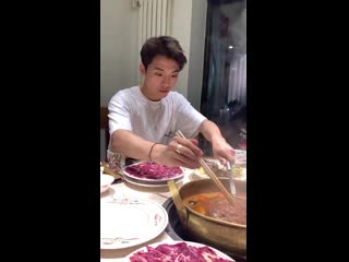 [weibo video] 191108 高嘉朗jg weibo update #jg 下面为大家表演一个涮牛肉[哈哈]有火锅的立冬才完整[耶]#不