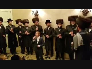 The shira choir avrum chaim green at chupa event