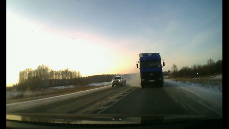 Избежал смерти в последний момент регистратор снял нереальное спасение на свердловской трассе