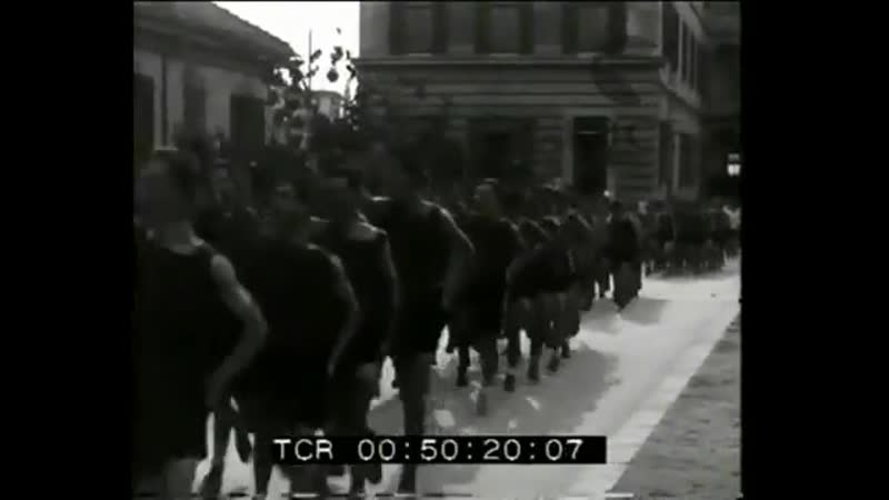 A roma mussolini visita la caserma della guardia di finanza
