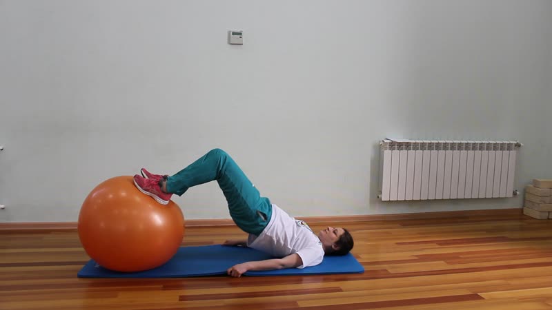 Тренироа на фитболе