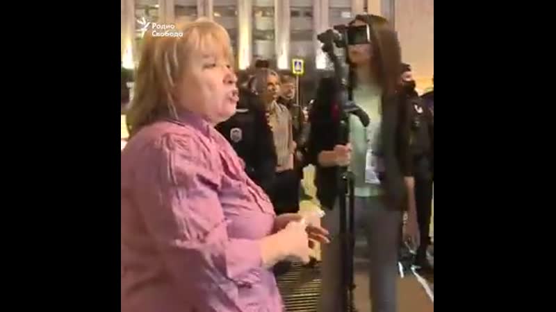 Белорусы поняли, что они в говне, и вышли а мы не поняли одна женщина на лубянке в москв