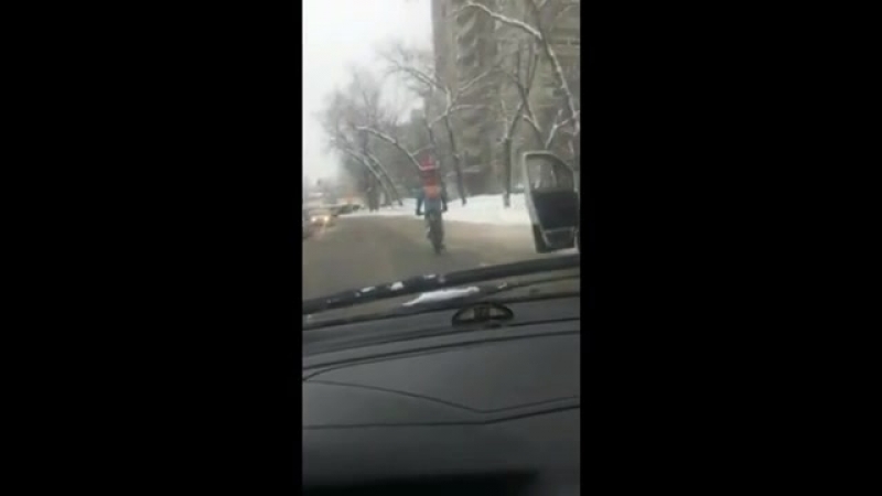 Отец велосипедист с ребенком на плечах нарушил пдд на заснеженных улицах москвы