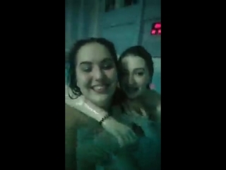 Обнажённые девушки в бассейне