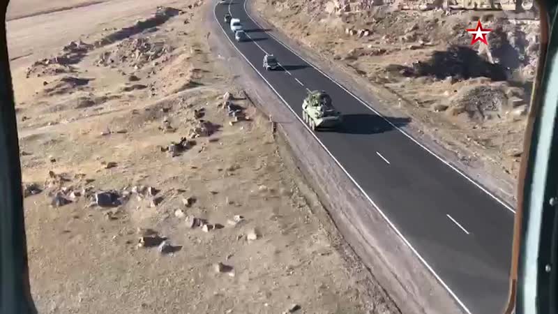 Вертолёты ми 8 и ми 24 прикрывают с воздуха российских миротворцев в карабахе