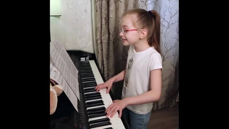 Маленькая девочка вика поет песню вите надо выйти ♫