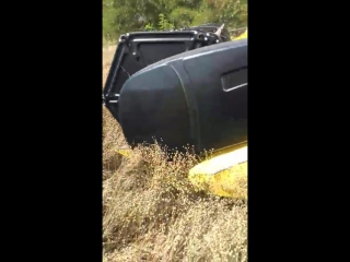 New holland с режущим аппаратом шумахер без проблем убирает лён