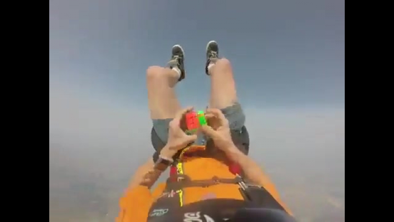 Собрать кубик рубика в свободном падении