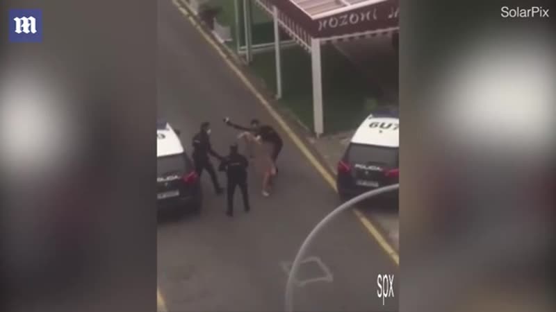 Голая испанка протестовала на полицейском авто