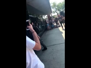 Кортни и росс прибывают в концертный зал «the glass house concert hall» (16/07/17)