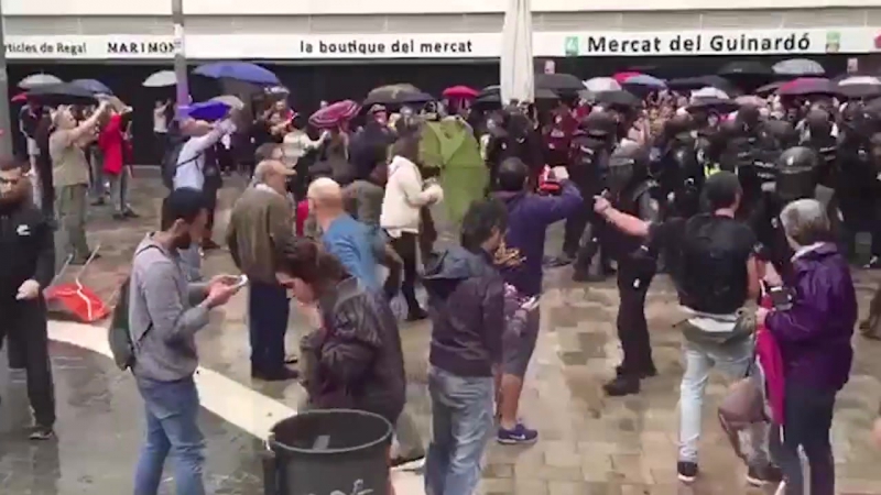 Столкновения полиции и протестующих в каталонии#1